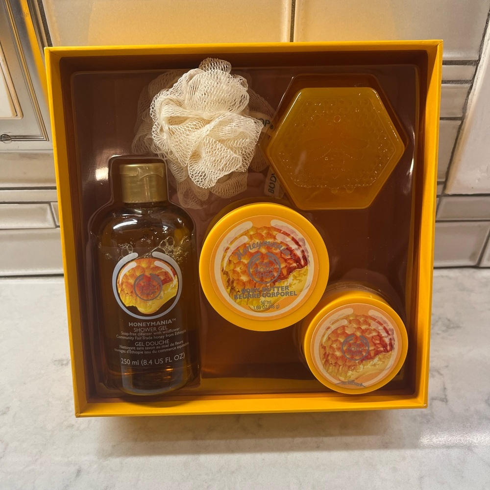 The Body Shop Honeymania Gift Box w Shower Gel, Body Butter, Scrub, Soap, Loofah
